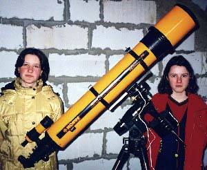 Učenice 7.c. razreda, članice astronomske grupe naše škole, pokraj novg teleskopa.
